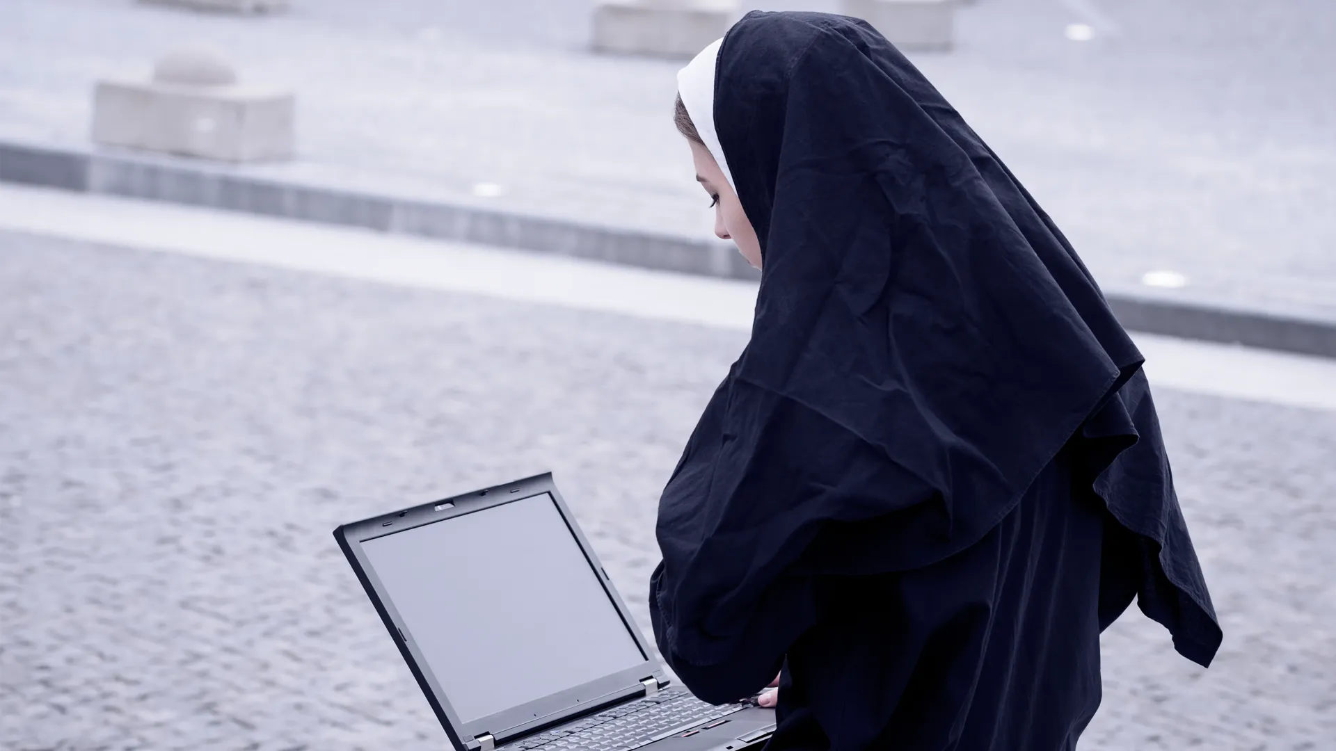 Suora che lavora al computer