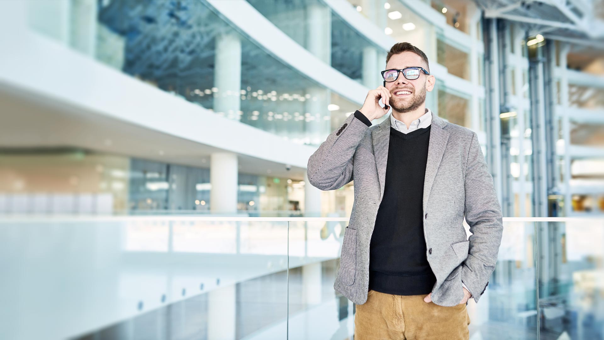 Business man che parla al cellulare in azienda